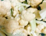 Hình bước làm 2 của món Canh Bông Cải Trắng Nấu Lòng Gà