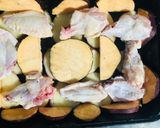 Foto del paso 1 de la receta: Pollo al horno con papas y boniatos 💘🤤