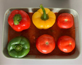 Foto del paso 9 de la receta: Pimientos y tomates rellenos de arroz en salsa de tomate al horno al estilo griego