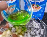 Foto langkah ke 2 dari resep Creamy Mixed Fruit Soup.