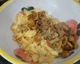 A picture of step 5 of Pasta with nameko mushrooms and grated truffle.