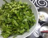 Stir Fried Spinach with Garlic and Green Peas recipe step 1 photo
