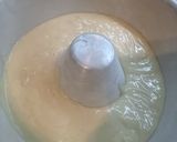 Foto del passaggio 2 della ricetta Ciambella con scaglie di cioccolato