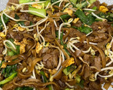 Foto langkah ke 4 dari resep Kwetiau Goreng Telur Bakso.
