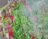 Foto langkah ke 6 dari resep Tumis Selada Air Kerang (Tumis Sayur Paret-Paret Ghoncah Korang).