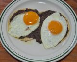 Foto del paso 2 de la receta: Huevos fritos con frijoles y salsa bandera