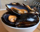 A picture of step 1 of Creamy Mussels.