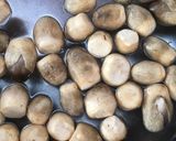 Hình bước làm 1 của món Nấm rơm kho trứng cút