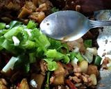 Foto langkah ke 6 dari resep Oseng Kentang Ayam Cincang.