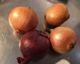 Une image de l'étape 1 de Trio d oignons confits et caramélisés ail et balsamique.