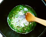 Foto del paso 5 de la receta: Merluza en salsa verde con guarnición de gambas y champiñones