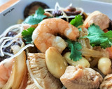 Foto del paso 10 de la receta: Wok de fideos de arroz con pollo, langostinos, verduras y salsas chinas