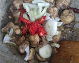 Gambar langkah 4 resipi Ayam Masak Cendawan.
