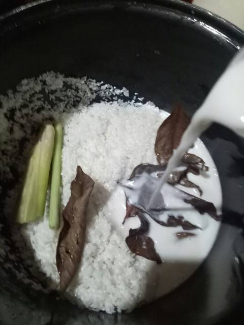 Langkah-langkah untuk membuat Cara bikin Nasi Uduk Rice Cooker Tumpeng Mini
