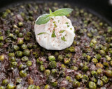 Foto del paso 10 de la receta: Guisantes picantitos con morcilla y menta y huevo poché