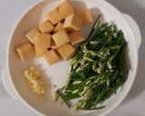 รูปขั้นตอนการทำที่ 1 ของ "ผัดดอกกุยช่ายเต้าหู้ปลา"Stir Fried Garlic Chives with Fish Tofu