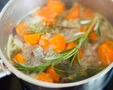 Une image de l'étape 3 de Veau mijoté aux haricots flageolets.