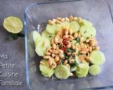 Une image de l'étape 1 de Salade de mâche et concombre d'inspiration thaï.