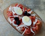 Une image de l'étape 4 de Salade de tomates aux œufs durs 🍅🧅🥚🫒.