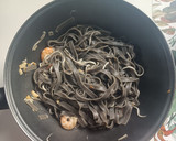 Foto del paso 4 de la receta: Tagliatelle nero di sepia con gulas y langostinos