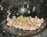 รูปขั้นตอนการทำที่ 3 ของ ผัดกะเพราหน่อไม้ต้มใส่หมู