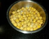 A picture of step 1 of Chickpea and green peas soup.