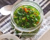 A picture of step 1 of Pickled Green Chilies / green Jalapeños.