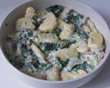Une image de l'étape 7 de Gnocchis sauce crémeuse aux parmesan, épinards et lardons.