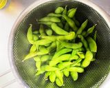 A picture of step 2 of Garlic Butter Sautéed Edamame.