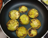 Foto del paso 1 de la receta: Berenjena con cebolla pochada adornada con menta y sésamo