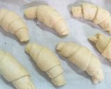 Gambar langkah 8 resipi Croissant.