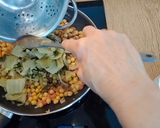 Foto del paso 2 de la receta: Salteado de acelgas y garbanzos en conservas