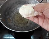 A picture of step 5 of Urad dal vadai.