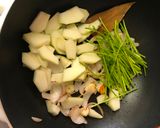 A picture of step 3 of Raw Papaya and Coriander Root Soup.