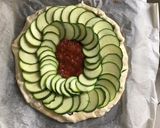 Une image de l'étape 2 de Pizza courgettes tomates aubergines feta anchois câpres italiennes.