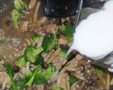 Foto langkah ke 3 dari resep Cah Jamur Brokoli.