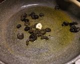 A picture of step 1 of Linguine with tuna, olives and tomatoes.