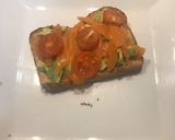 Foto del paso 3 de la receta: Tostada de aguacate, salmón y tomatitos cherry 🥑🍅