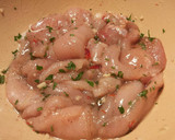 Foto del paso 2 de la receta: Filetes de pollo especiados, con patatas fritas y huevo con yema frita