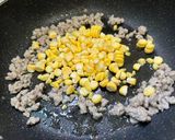 รูปขั้นตอนการทำที่ 3 ของ ข้าวหน้าหมูสับผัดข้าวโพด