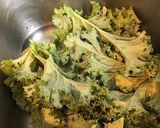 Une image de l'étape 2 de Chou Kale sauté au jus de cerf, ail et oignon.