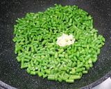 A picture of step 5 of Chinese stir-fry fish cakes dry beancurd with long beans 魚片豆乾炒長豆.