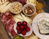 Foto del paso 2 de la receta: Tabla de Quesos y Fiambres