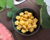 Foto langkah ke 8 dari resep Ubi goreng Kopong bentuk Bunga.