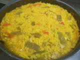 Paella con verduras y pollo