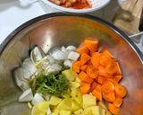 รูปขั้นตอนการทำที่ 1 ของ ซุปไก่มันฝรั่ง