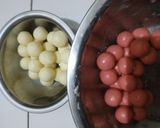 Foto langkah ke 5 dari resep Bola bola susu merah putih.