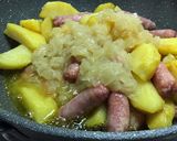 Foto del paso 2 de la receta: Salchichas de pollo con patatas borrachitas