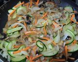 Foto del paso 4 de la receta: Salteado🍄de vegetales🧅🥕🍗y pollo🍱🥙🌯