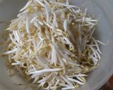 รูปขั้นตอนการทำที่ 1 ของ ผัดถั่วงอกไข่ขาว/ ไข่แดง